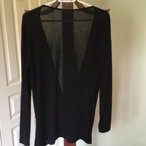 Black sweater cross drape - Picture 3 of 4